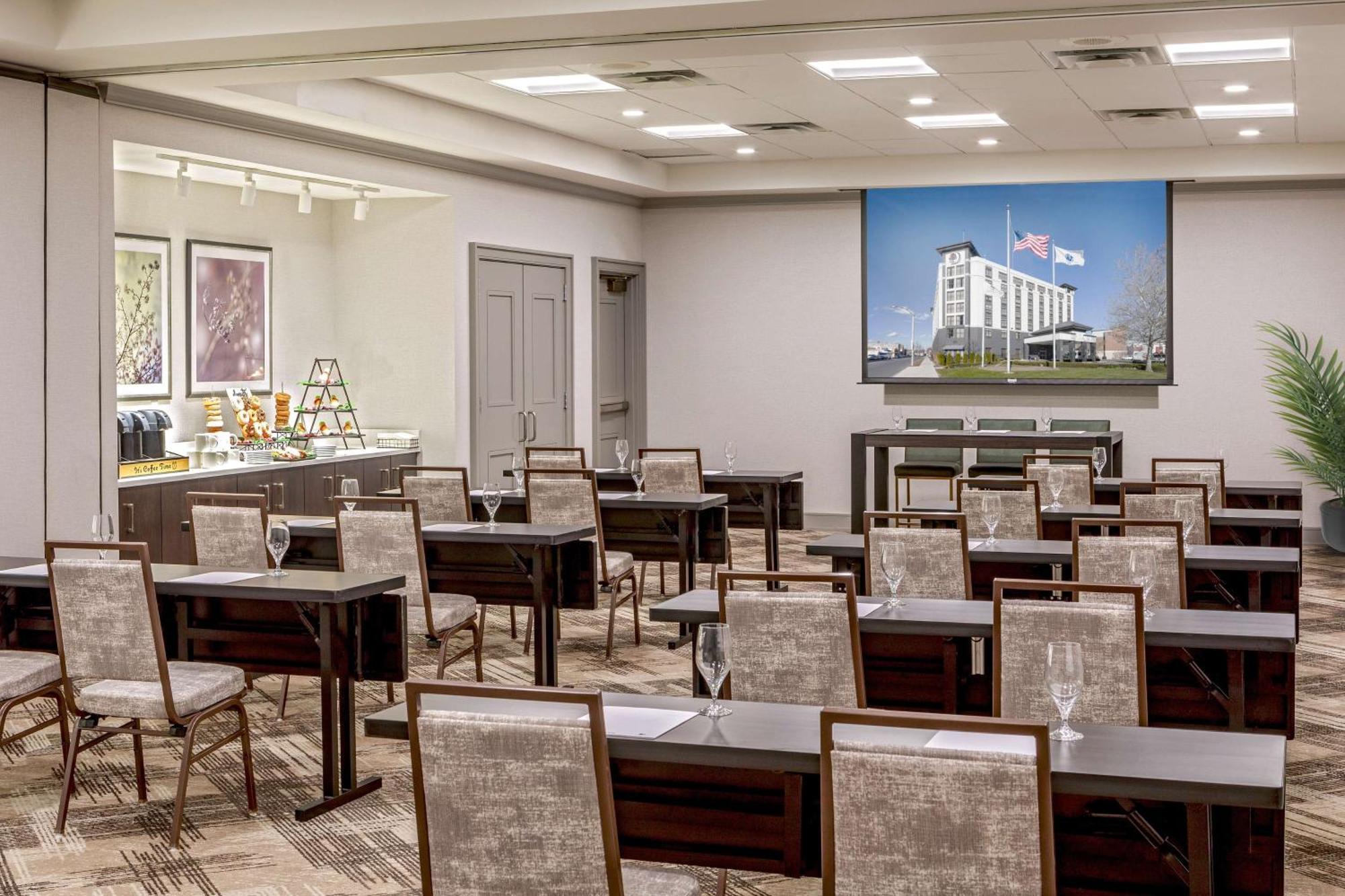 Doubletree By Hilton Boston Logan Airport Chelsea Hotel Exterior photo